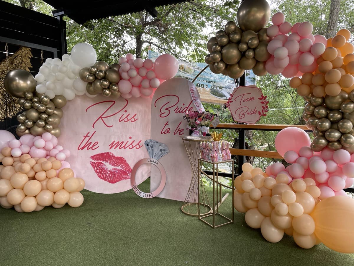 Roze i zlatna dekoracija za devojačko veče sa natpisom Kiss the miss