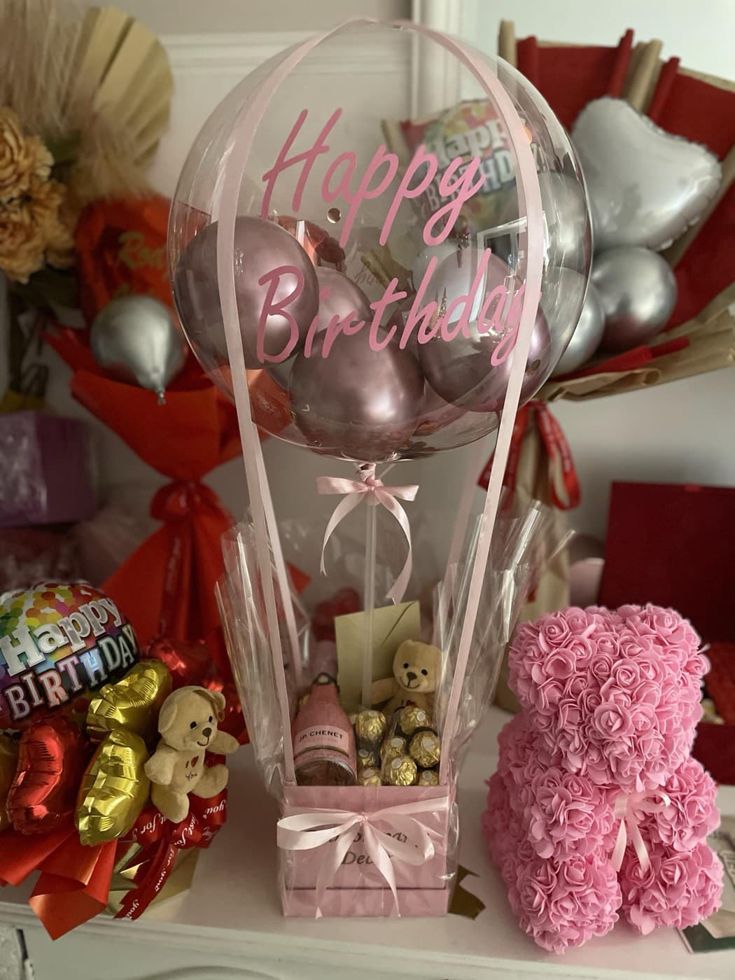 Bubble balon „Happy Birthday“ sa zlatnim balonima i medom od ruža