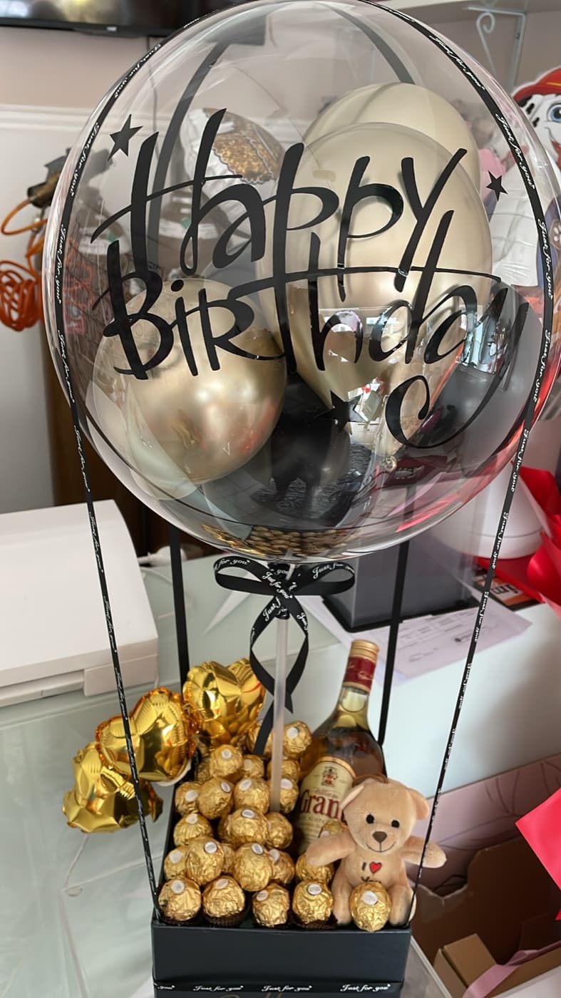 Crni bubble balon „Happy Birthday“ na buketu Ferrero Rocher pralina