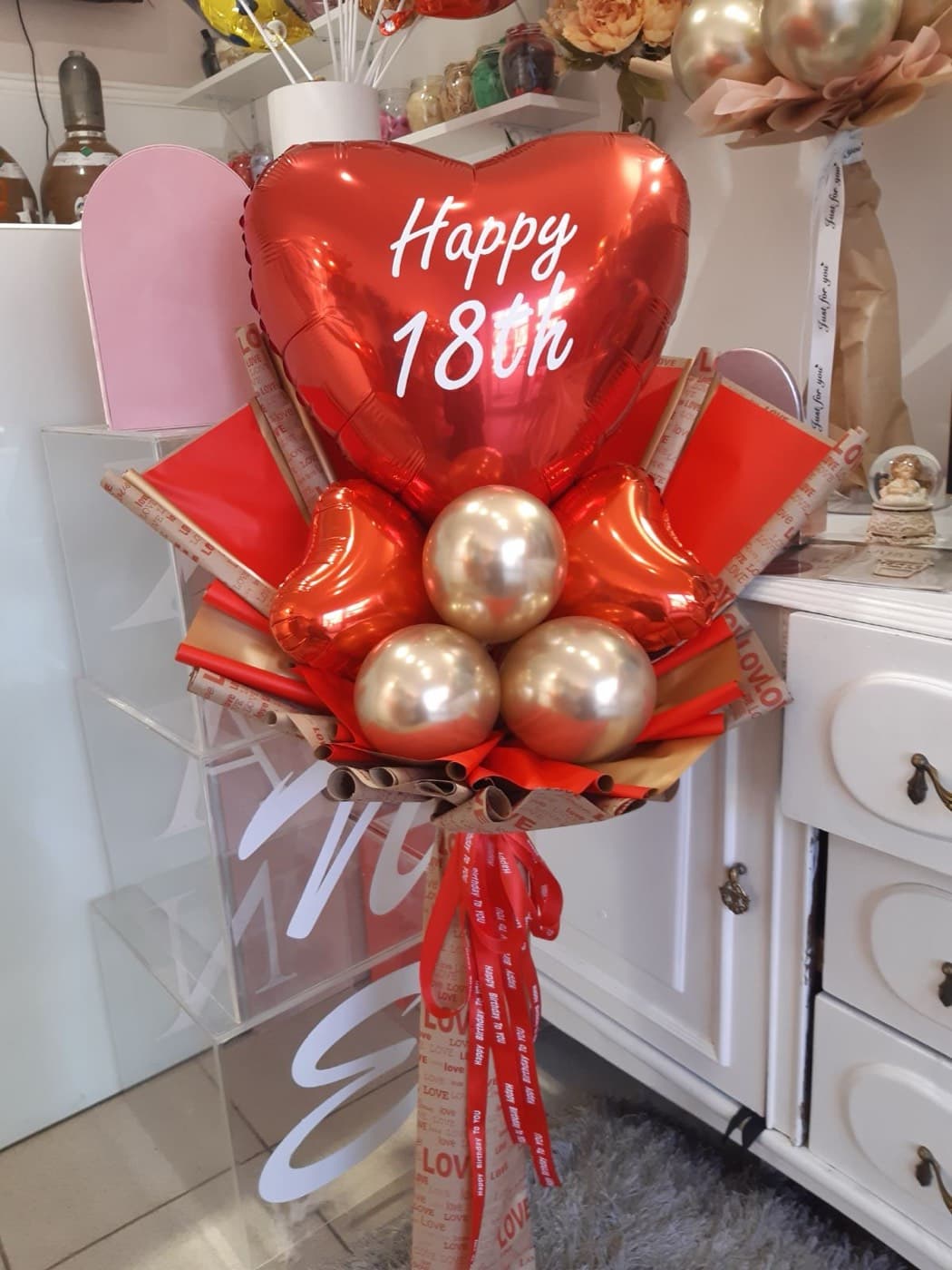 Crveni srce-balon „Happy 18“ sa zlatnim balonima u buketu