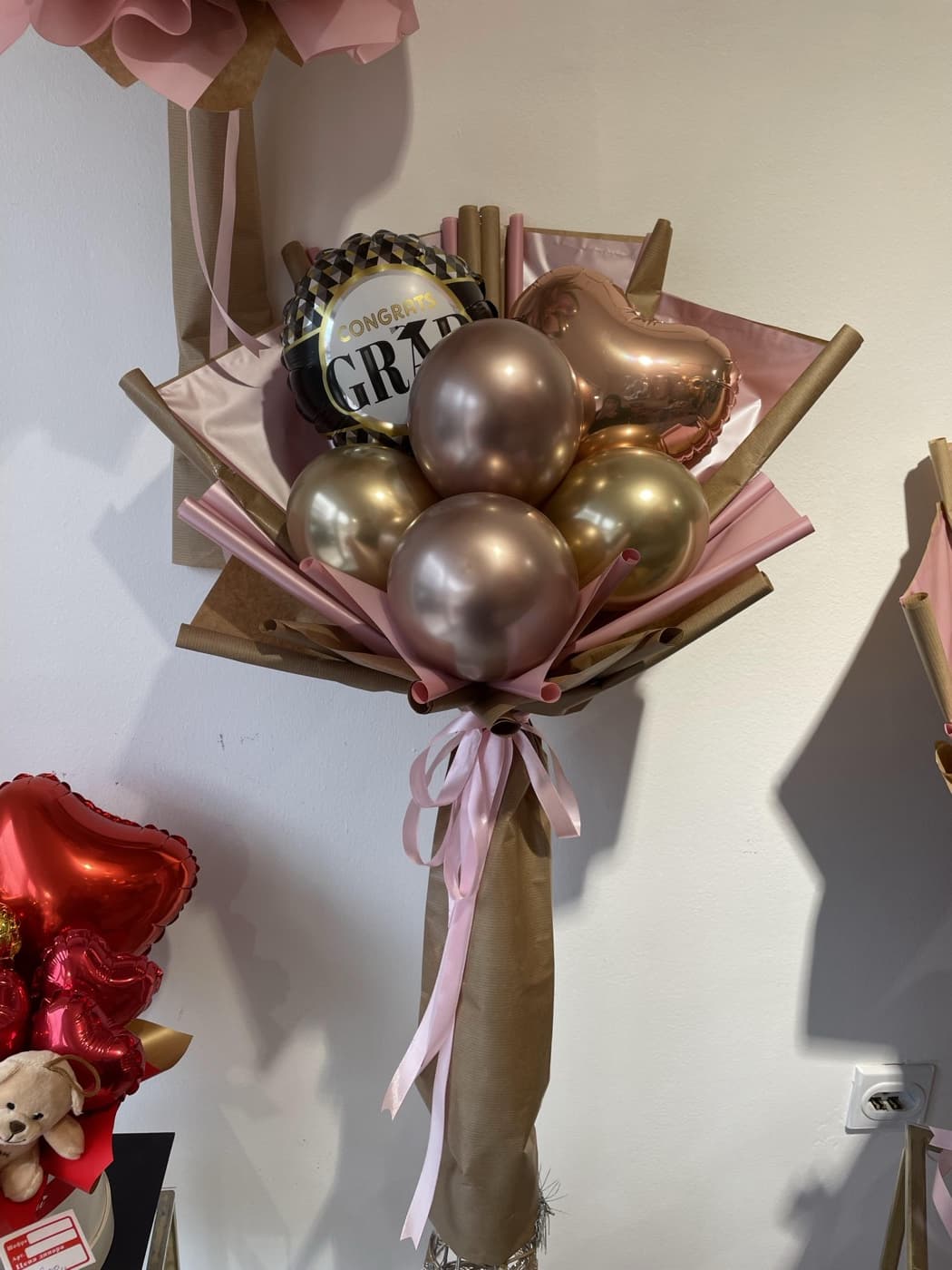 Buket sa zlatnim i braon hrom balonima i crvenim srcem