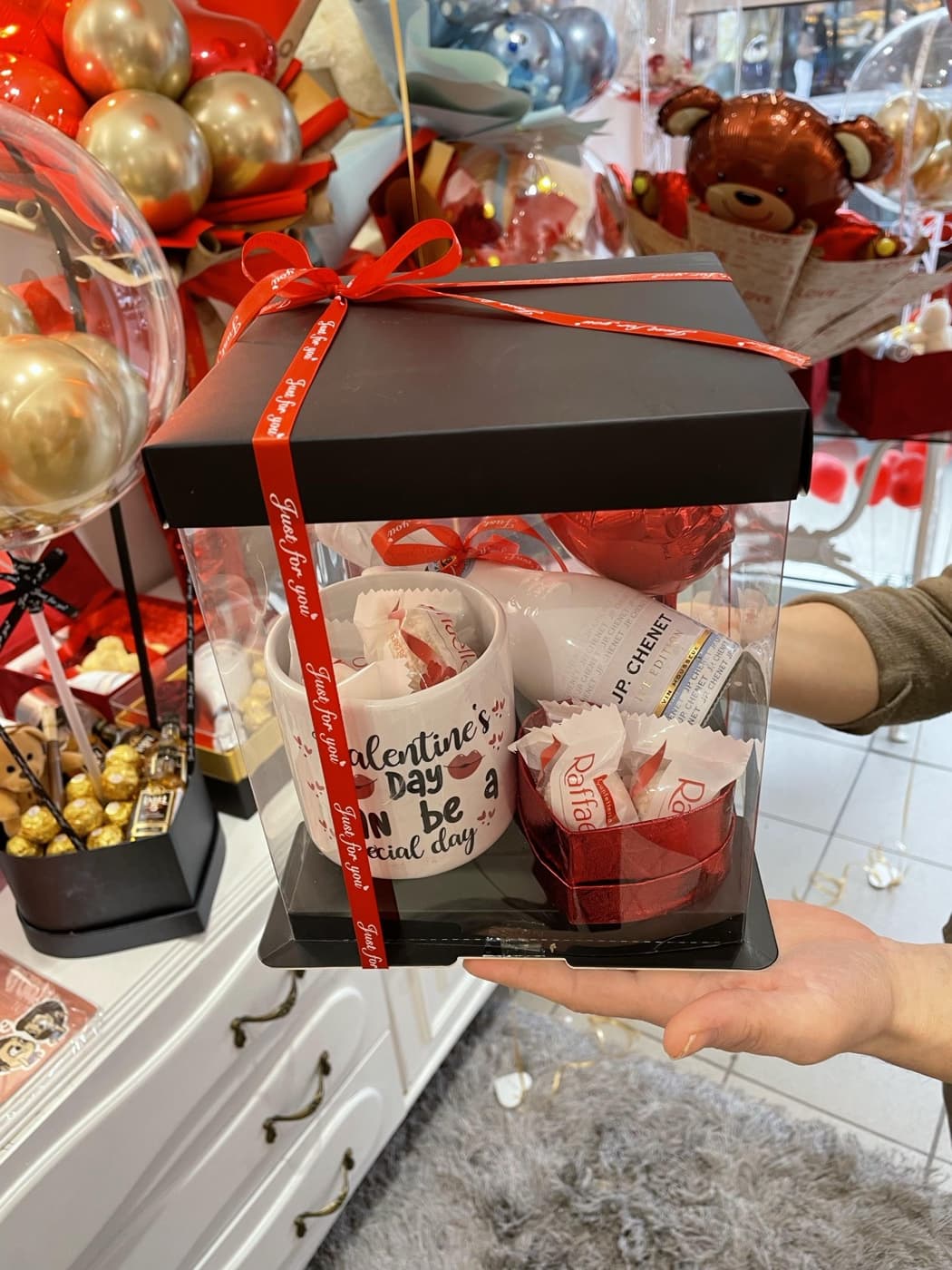 Crna poklon kutija sa Raffaello pralinama, ružama i zlatnim balonima